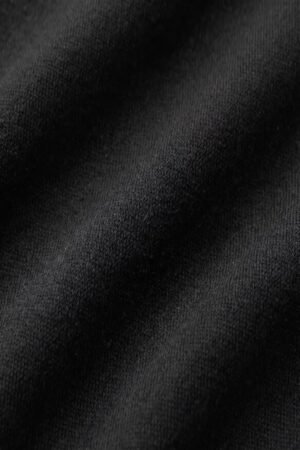 Détail maille noire du Pull Lewis Gertrude Black