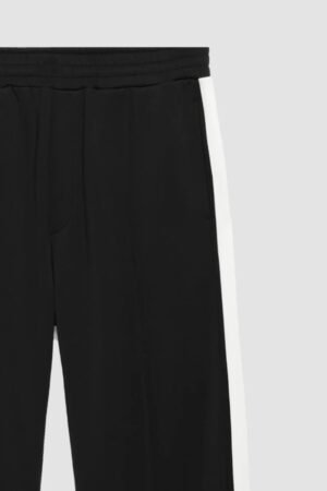 Détail taille et bande latérale du Pantalon Matthew Black Gertrude