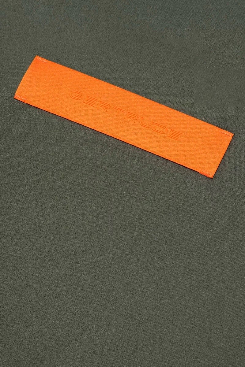 Détail étiquette orange Gertrude de la Veste Nobu Greenish