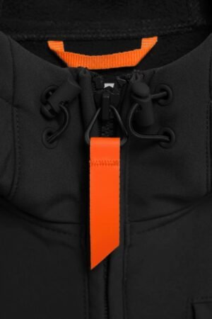 Détail fermeture zippée et cordons de capuche orange de la Veste Rony Black Gertrude