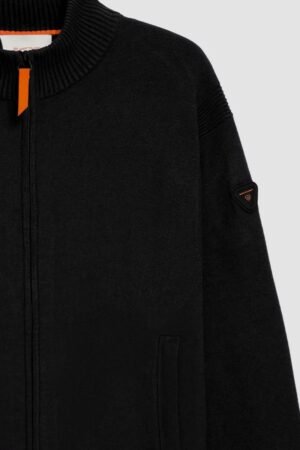 Détail col zippé et patch Gertrude du Gilet Sean Black