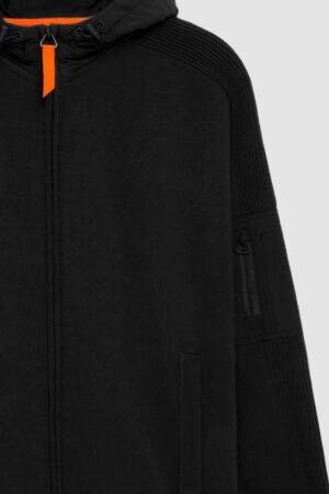 Détail capuche, maille et poche zippée du Pull Seb Black Gertrude