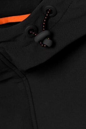 Détail capuche ajustable et cordon du T-shirt Tami Black Gertrude