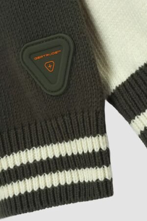 Détail patch Gertrude du Pull Brooke Greenish